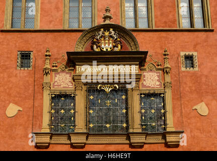 Windows e la cresta della città, Città Vecchia, Praga, Repubblica Ceca Foto Stock