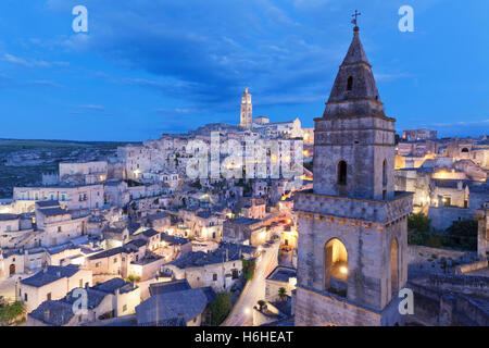 Veduta della chiesa di San Pietro Barisano e il Sasso Barisano centro storico con il duomo al tramonto, Matera, Basilicata, Puglia Foto Stock