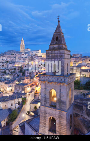 Veduta della chiesa di San Pietro Barisano e il Sasso Barisano centro storico con il duomo al tramonto, Matera, Basilicata, Puglia Foto Stock