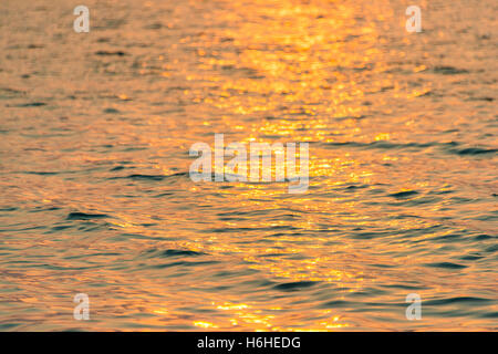 Riflettendo la luce del sole sul mare a sunrise da Koh Tui Beach, Koh Touch village, Koh Rong isola, Krong Preah Sihanouk Foto Stock