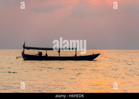 Barca sul mare a sunrise da Koh Tui Beach, Koh Touch village, Koh Rong isola, Krong Preah Sihanouk, Sihanoukville provincia Foto Stock