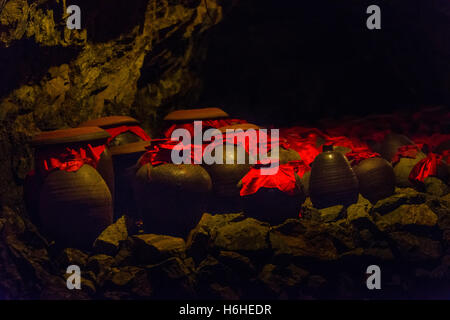 Urne cinerarie in una grotta a Trang Un grotte nel Tràng un paesaggio panoramico complesso, Quan thể danh Thắng Tràng Un, Ninh Binh Foto Stock