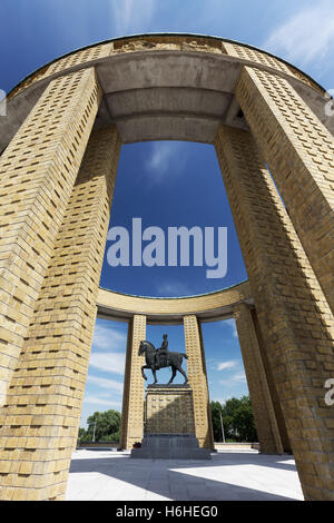 In bronzo monumento equestre di re Alberto I, WWI Memorial, Nieuwpoort, Fiandre Occidentali, le Fiandre, in Belgio Foto Stock