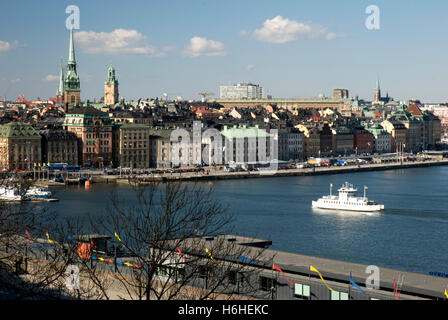 Traghetto di fronte al centro storico di Gamla Stan, Stoccolma, Svezia, Scandinavia, Europa Foto Stock