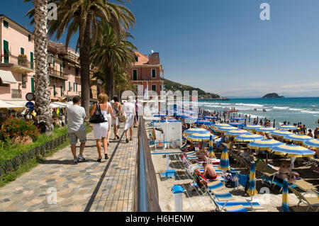 Passeggiata sulla spiaggia, Alassio, Riviera Ligure, Liguria, Italia, Europa Foto Stock