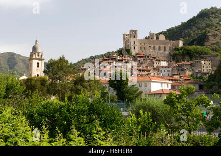 Castello Doria nella città storica, villaggio di montagna di Dolceacqua, Val Nervia, Riviera, Liguria, Italia, Europa Foto Stock