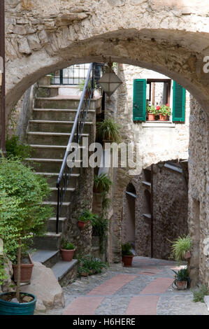 Vicolo nel centro storico, villaggio di montagna di Dolceacqua, Val Nervia, Riviera, Liguria, Italia, Europa Foto Stock