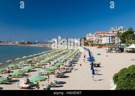 Ombrelloni e sedie a sdraio sulla spiaggia, San Remo, Riviera, Liguria, Italia, Europa Foto Stock