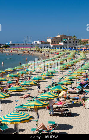 Ombrelloni e sedie a sdraio sulla spiaggia, San Remo, Riviera, Liguria, Italia, Europa Foto Stock