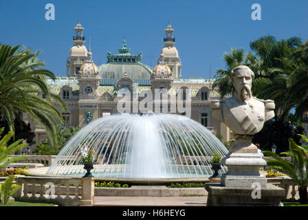 Fontane di fronte al casinò di Monte Carlo, Monaco, Cote d'Azur, Europa Foto Stock