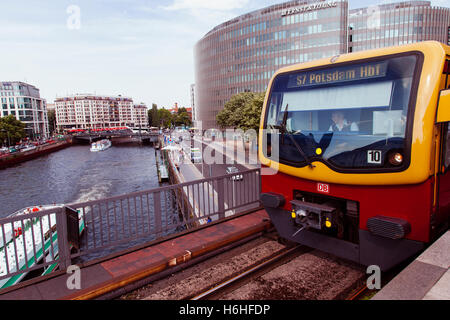 Berlino - 18 giugno: S7 S-Bahn stazione docking sulla piattaforma della stazione di Friedrichstrasse il 18 giugno 2012 a Berlino, Germania. Foto Stock