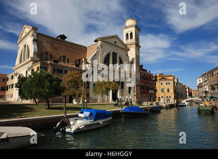 Un imponente edificio su un tranquillo canale a Venezia Italia Foto Stock