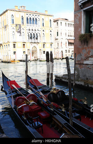 Le gondole del Canal Grande Venezia Italia Foto Stock