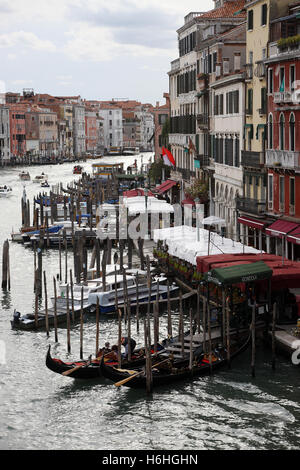 Una vista del mondo-famoso Canal Grande a Venezia Italia Foto Stock