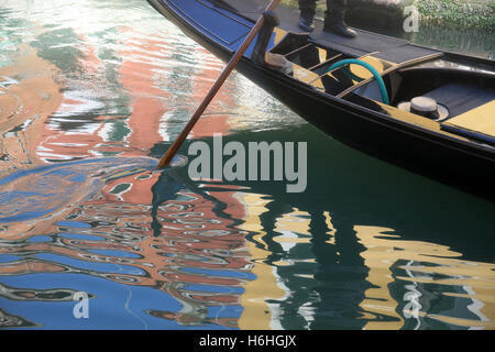 I riflessi di una gondola in acqua colorata di un canale di Venezia Italia Foto Stock