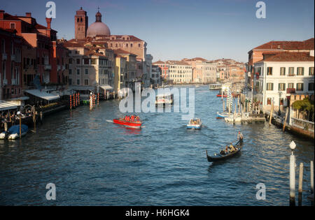 Una vista del famoso Canal Grande, la principale via d'acqua di Venezia Italia Foto Stock