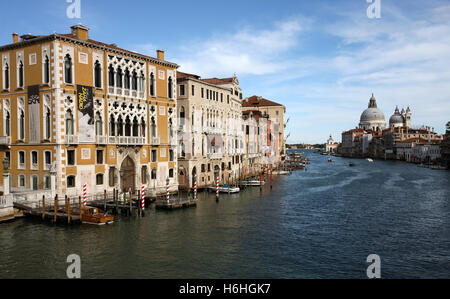 Una vista del mondo-famoso Canal Grande, la principale strada transitabile a Venezia Italia Foto Stock