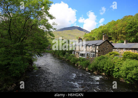 Una tranquilla scena dal fiume in Beddgelert Snowdonia Gwynedd Galles del Nord Foto Stock