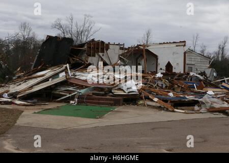 I detriti da una casa distrutta blocca una strada dopo una violenta tempesta e Tornado 25 Febbraio 2016 nella contea di Essex, Virginia. Foto Stock