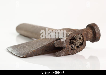 Strumento Vintage manico in legno ascia ascia martello Palanca. Isolato su uno sfondo bianco. Foto Stock