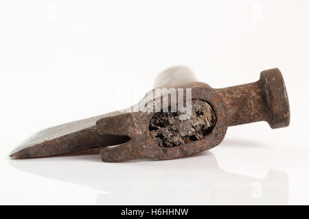 Strumento Vintage manico in legno ascia ascia martello Palanca. Isolato su uno sfondo bianco. Foto Stock