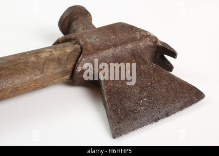 Strumento Vintage manico in legno ascia ascia martello Palanca. Isolato su uno sfondo bianco. Foto Stock