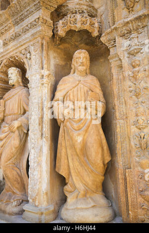 Xvi secolo cancello principale presso la chiesa di Santo Tomas in Haro, La Rioja, Spagna - Statua di un apostolo Foto Stock