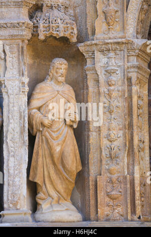 Xvi secolo cancello principale presso la chiesa di Santo Tomas in Haro, La Rioja, Spagna - Statua di un apostolo Foto Stock