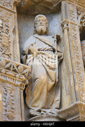 Xvi secolo cancello principale presso la chiesa di Santo Tomas in Haro, La Rioja, Spagna - Statua di un apostolo Foto Stock