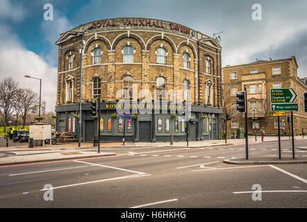 L'esterno dell'iconico pub gay The Royal Vauxhall Tavern a Lambeth, Londra, SE1. Foto Stock