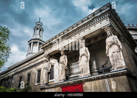 Vista esterna dei Caryatidi presso la St Pancras Parish Church su Euston Road nel London Borough di Camden, Londra, Regno Unito Foto Stock