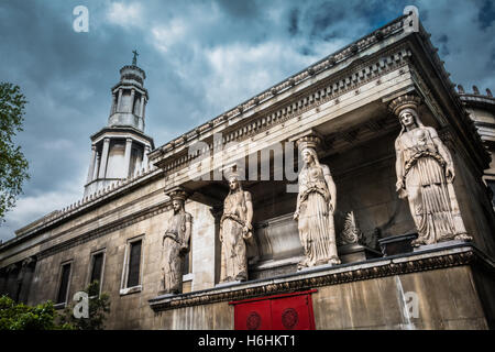 Vista esterna delle Cariatidi a St Pancras Chiesa Parrocchiale su Euston Road nel quartiere londinese di Camden, Regno Unito Foto Stock