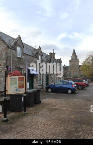 Dornoch scena di strada con una cattedrale scozia novembre 2013 Foto Stock