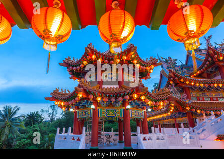 Vista del tramonto di Thean Hou Tempio illuminato per il Mid-Autumn Festival, Kuala Lumpur, Malesia. Foto Stock