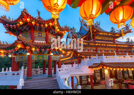 Vista del tramonto di Thean Hou Tempio illuminato per il Mid-Autumn Festival, Kuala Lumpur, Malesia. Foto Stock