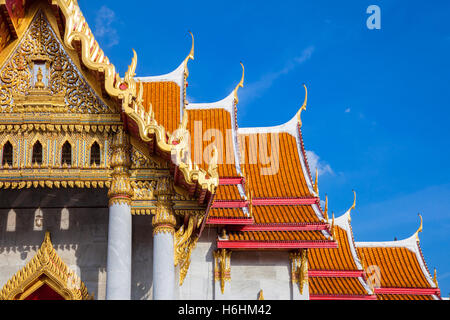 Il Wat Benchamabophit conosciuto anche come tempio in marmo al tramonto a Bangkok, in Thailandia. Foto Stock