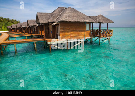 Baite in acqua a Fihalhohi island resort, Maldive, Oceano Indiano, Asia Foto Stock