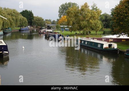 Canal chiatte sul Fiume Great Ouse a Ely, Cambridgeshire, Inghilterra Foto Stock