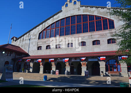 Costruito nel 1908 lo storico Colosseo in Stock Yard quartiere di Fort Worth Texas ospita regolarmente rodei e quotidianamente le unità di bestiame. Foto Stock