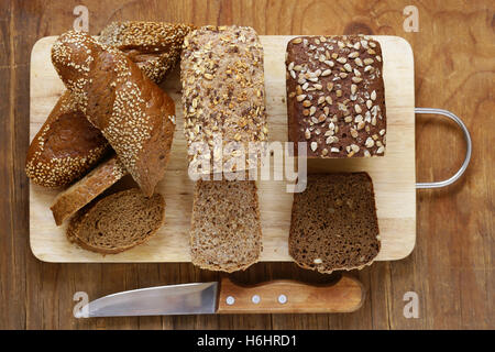 Organici naturali pane fatto con farina di grano duro con i semi Foto Stock