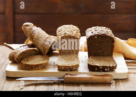 Organici naturali pane fatto con farina di grano duro con i semi Foto Stock