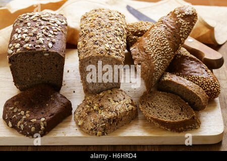 Organici naturali pane fatto con farina di grano duro con i semi Foto Stock