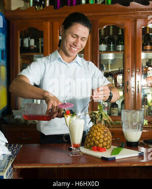 Big Corn Island, Nicaragua-April 2: barista la miscelazione di ananas fresco pina colada presso il bar in hotel in Big Corn Island, Nicaragua, Foto Stock
