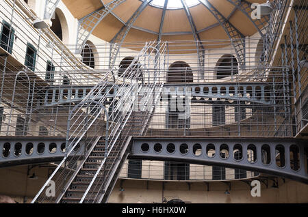 Museo di metallo interno scala celle di prigione storica prigione di Kilmainham Gaol prigione Dublino Irlanda Europa Foto Stock