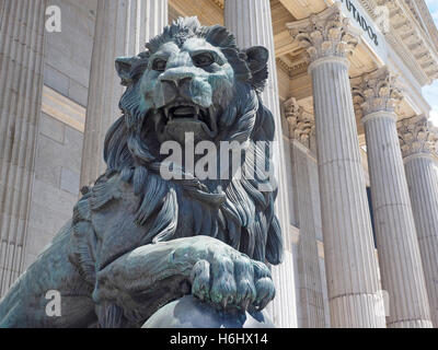 Ufficio del governo Congresso dei Deputati di Spagna con leone di bronzo scultura Madrid Europa Foto Stock