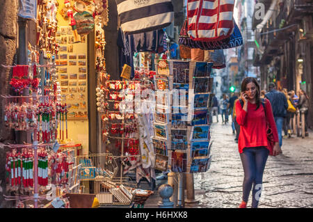 Via dei Tribunali è una via del centro storico di Napoli, Italia. Foto Stock