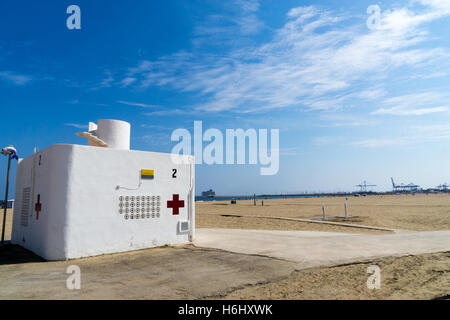 Un cemento bianco stazione bagnino e centro medico con la croce rossa sulla grande spiaggia di Valencia, Spagna. La Platja Del Cabanyal Foto Stock