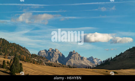 Prato Piazza o Prato Piazza con vista sulle Dolomiti italiane nel Parco Nazionale di Fanes-Sennes-Prags-Braies-Alto Adige - Italia Foto Stock