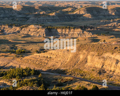 Scena dalla collina vicino Buck Hill, Sud unità, Parco nazionale Theodore Roosevelt, North Dakota. Foto Stock
