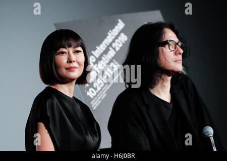 (L a R) Attrice Miho Nakayama e direttore Shunji Iwai assistere a uno stadio il messaggio di saluto per il film Lettera d'amore al TOHO cinema di Roppongi Hills il 28 ottobre 2016, Tokyo, Giappone. Lo screening è parte della XXIX edizione del Tokyo International Film Festival che è uno dei più grandi festival di cinema in Asia dove gli appassionati possono ottenere vicino ad attori e registi durante la fase di saluti. Il formato TIFF è il solo festival giapponese accreditati dalla Federazione Internazionale delle Associazioni di Produttori Cinematografici (FIAPF) e corre dal 25 Ottobre fino al 3 novembre. © Rodrigo Reyes Marin/AFLO/Alamy Live News Foto Stock